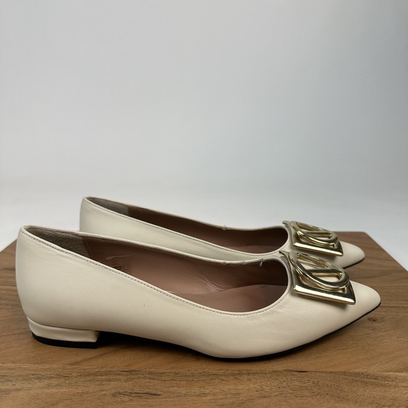 New Womens Valentino Flora Logo Buckle Ivory Leather Pointed Toe‎ Flats Size 8 M